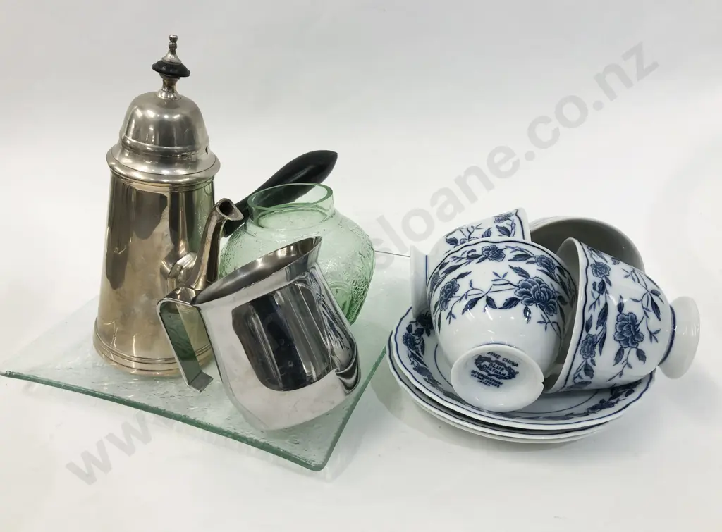 Box of Assorted Glassware and Blue and White China Image 1++