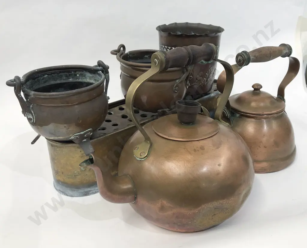 Qty of Assorted Copper and Brassware Image 1++