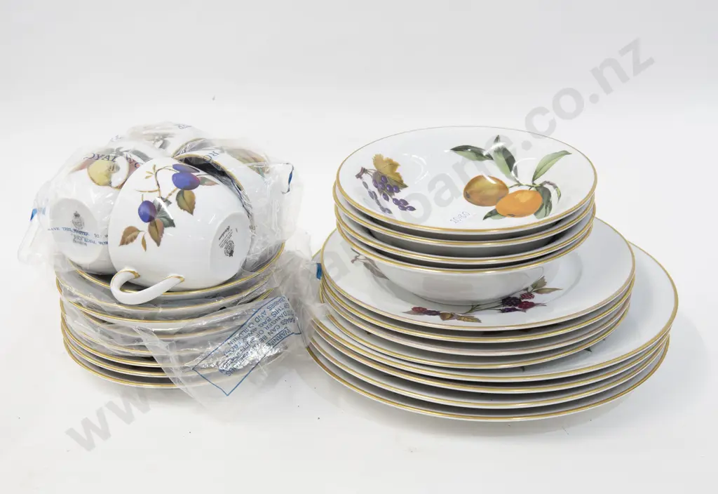Royal Worcester 'Evesham' Part Dinner Set Image 1++