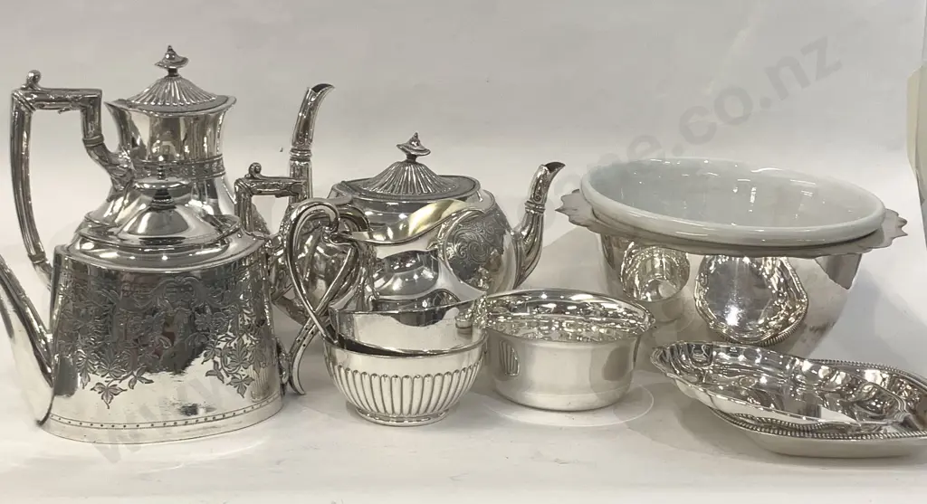 Small Quantity of Assorted Silver Plate Image 1++