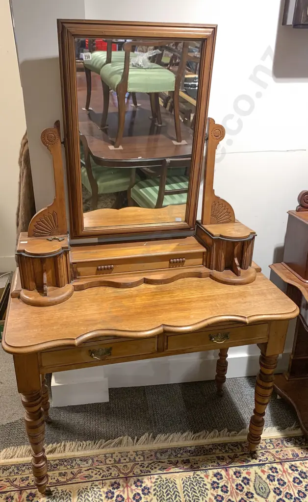 Colonial Mirror Back Dressing Table Image 1++