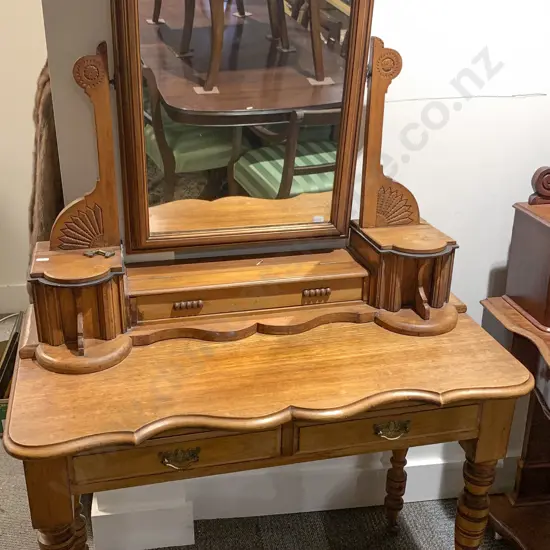 Colonial Mirror Back Dressing Table
