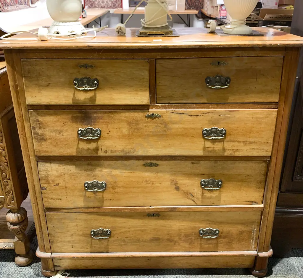 Colonial Five Drawer Chest of Drawers Image 1++