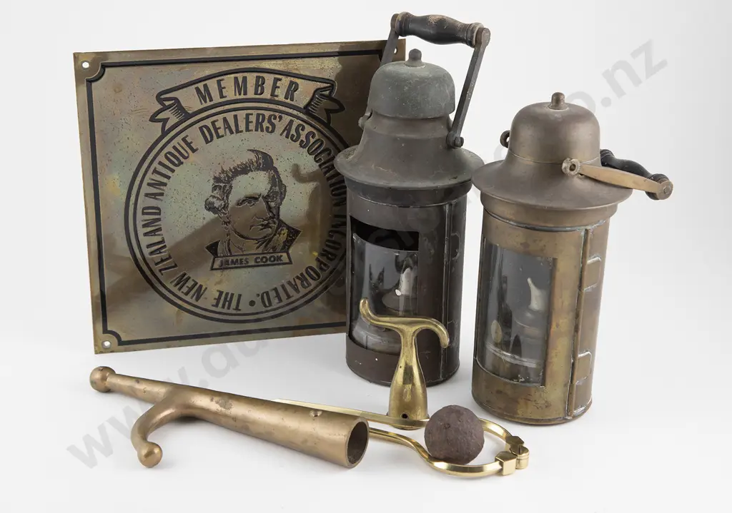 Small Group Of Mixed Brass & Metalware Image 1++