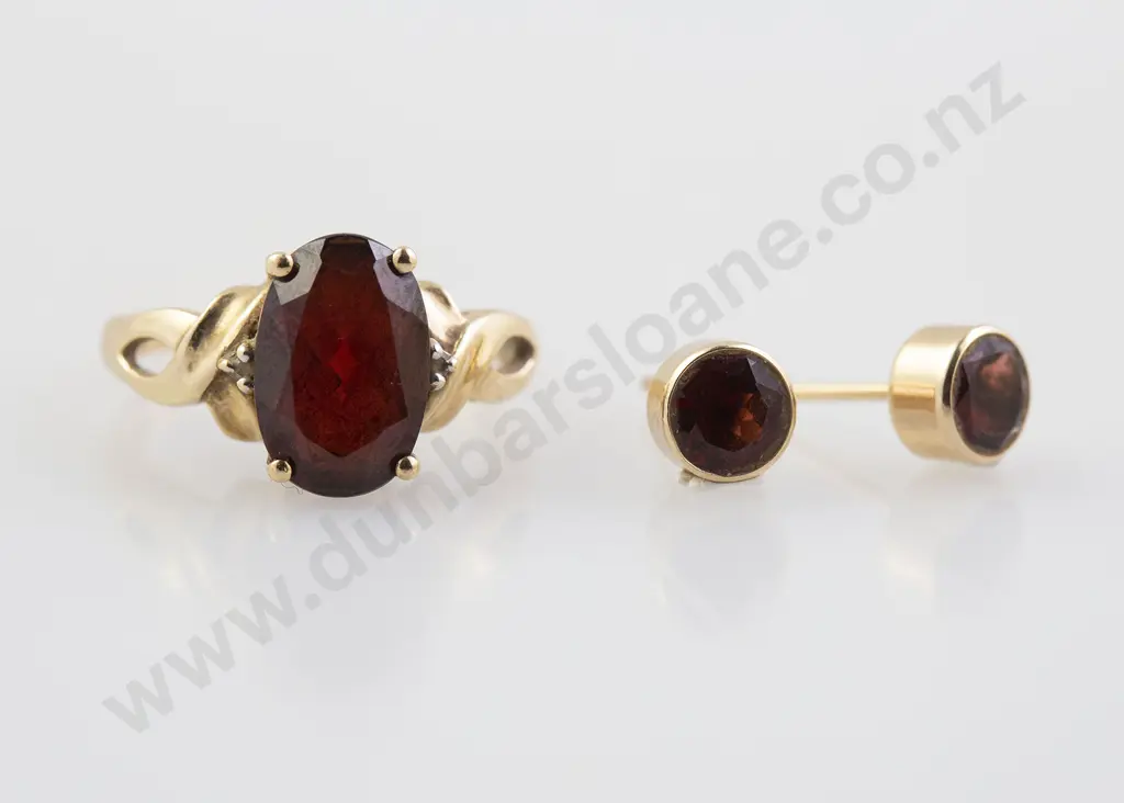 9ct Single Garnet Ring and Pair Garnet Stud Earrings Image 1++