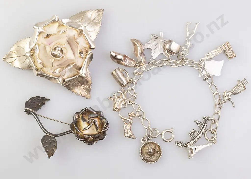 S/S Curb Link Charm Bracelet Image 1++