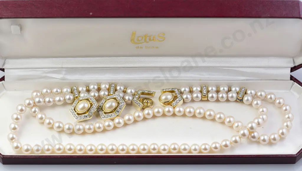 Mid C20th 'Elizabethan' Pearl and Diamonte Necklace Image 1++