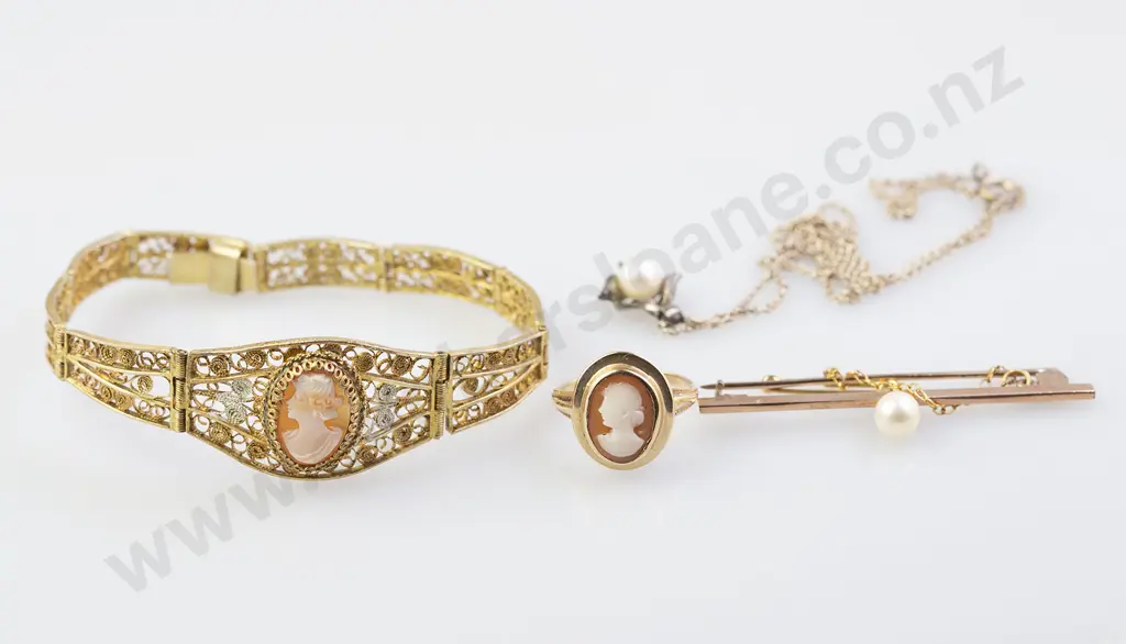 9ct Cameo Ring Image 1++