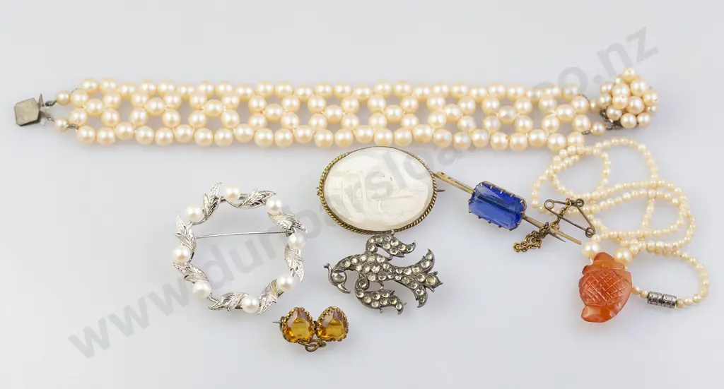 Small Pearl Necklace Image 1++