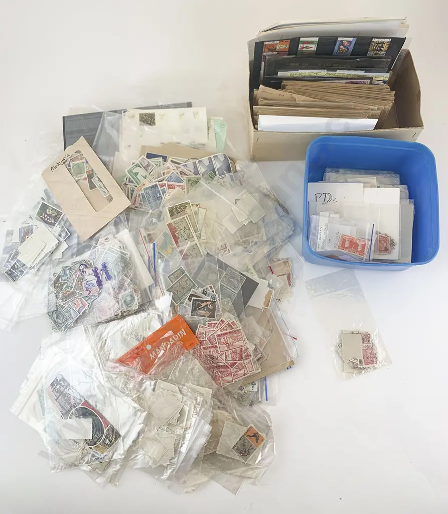 Qty NZ and World Loose Semi-Sorted Stamps Image 1++