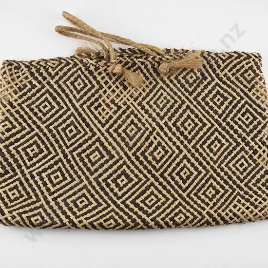 Kete Whakairo (Patterned flax basket)