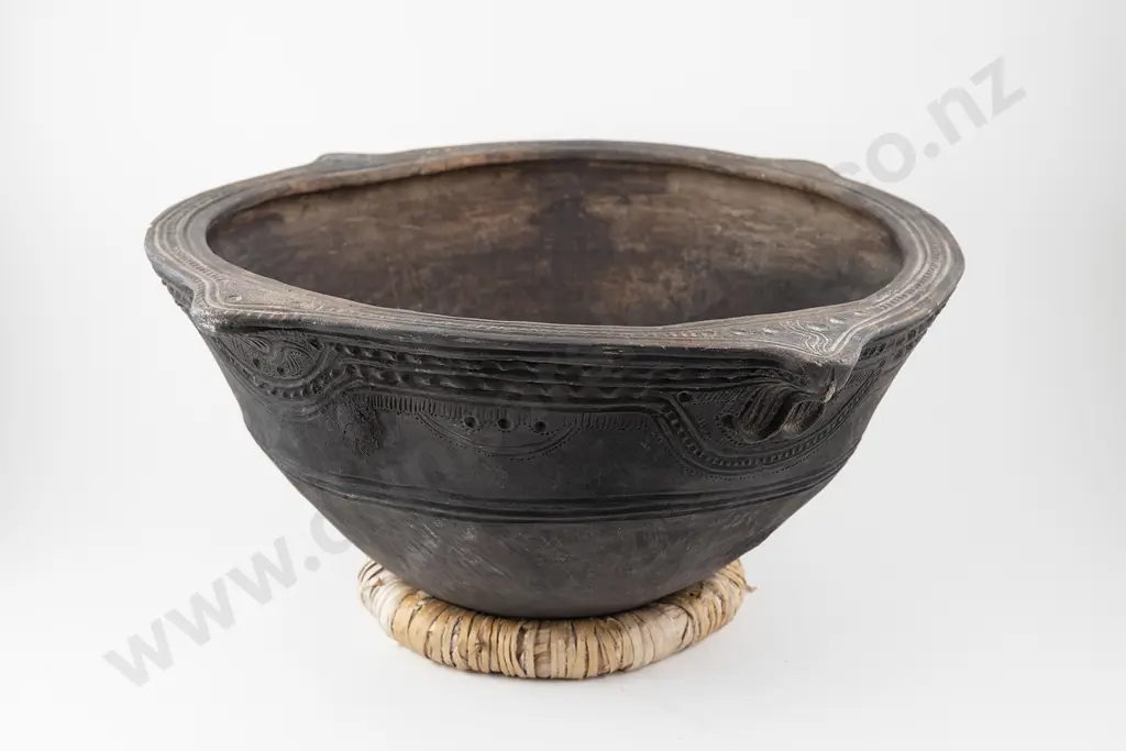 Papua New Guinea  blackened pottery  feast bowl Image 1++