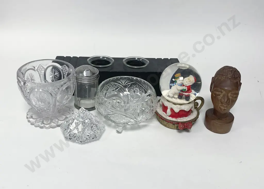 Box of Assorted Glassware and Ornaments incl. Snow Globe Image 1++