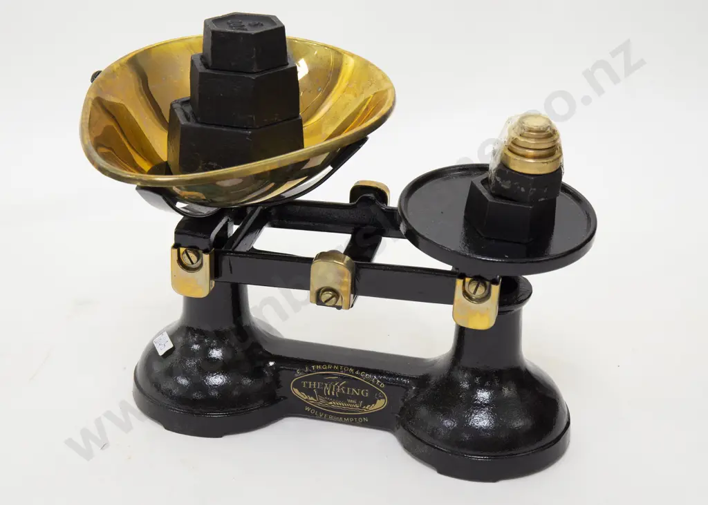 Vintage Kitchen Scales With Weights Image 1++