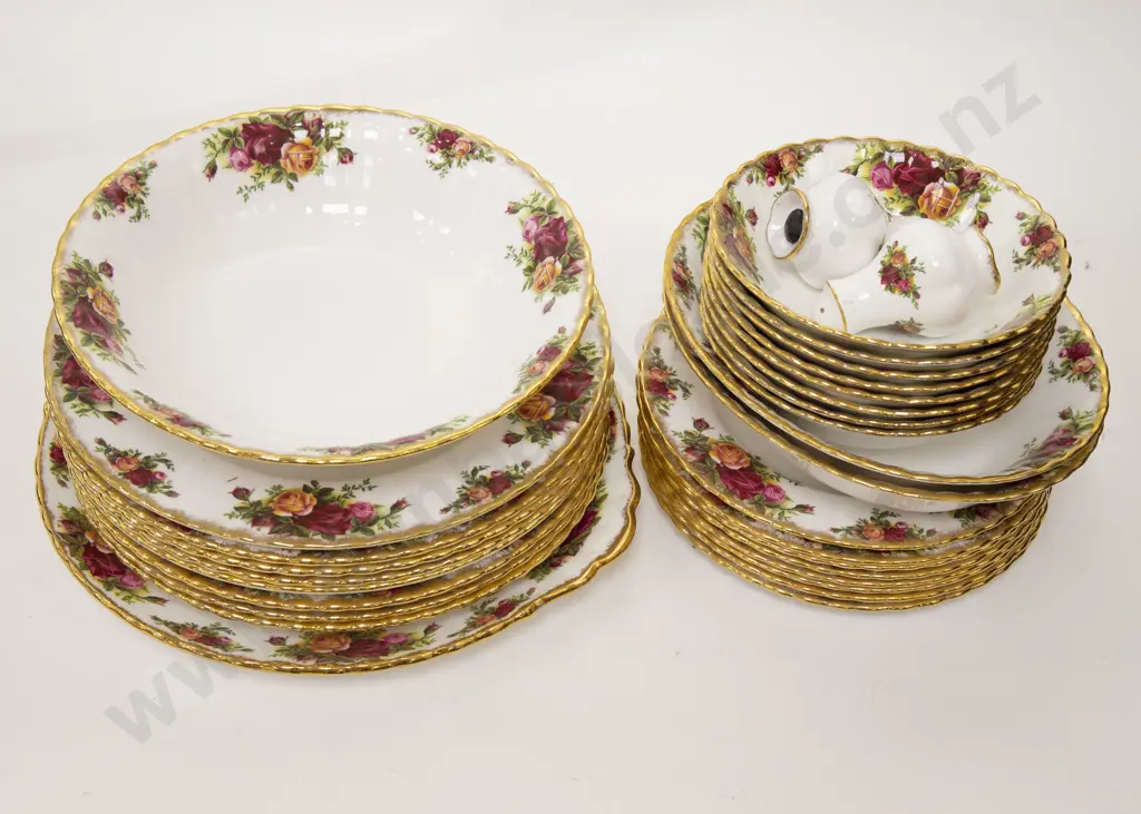 Royal Albert "Old Country Roses" Part Dinner Set Image 1++