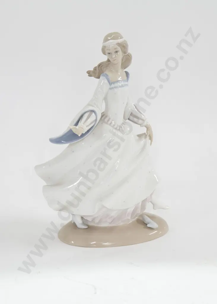 Lladro Figure of Cinderella (AF - broken finger) Image 1++