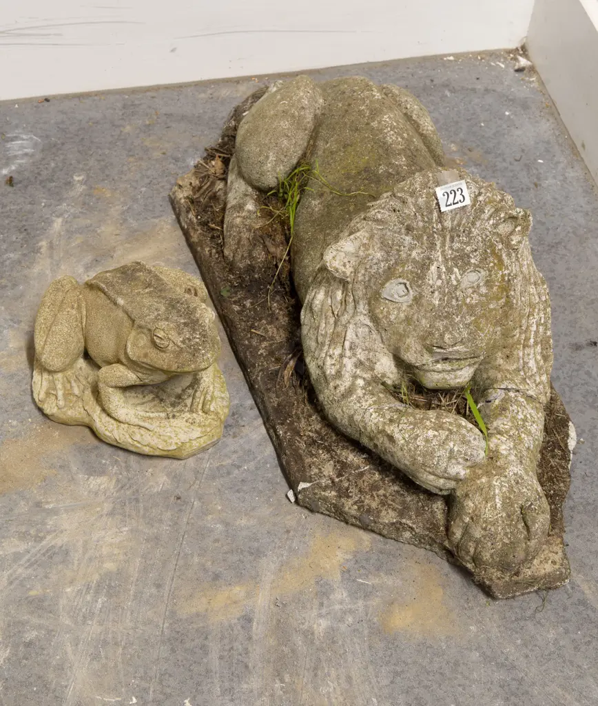 Garden Frog Ornament and Lion (Broken) Image 1++