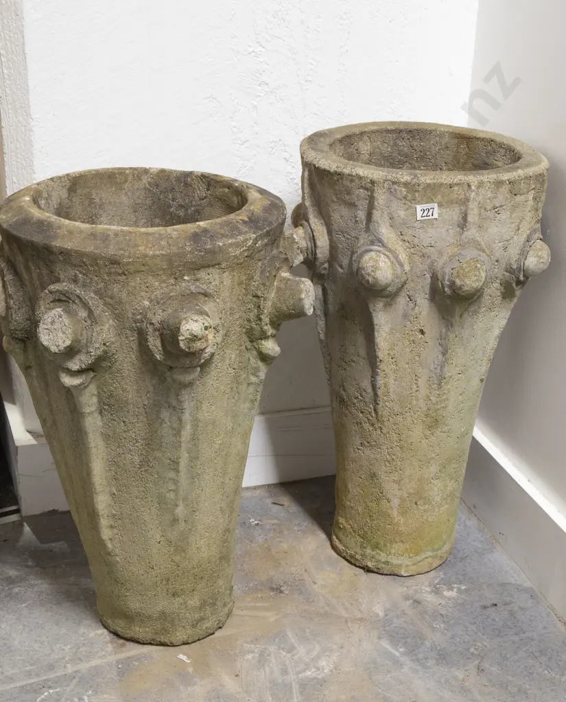 Hec Arona Two Crucible Form Garden Planters Image 1++