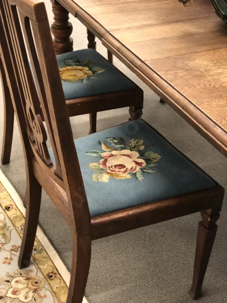 Late Victorian Oak Extension Dining Table and Five Chairs Image 1++