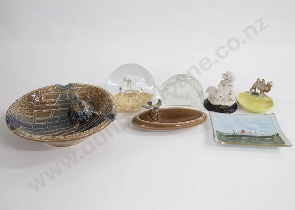 Assorted incl. Three Pieces of Wade Porcelain Image 1++