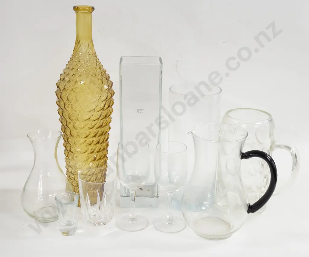 Box of Various Glassware Image 1++