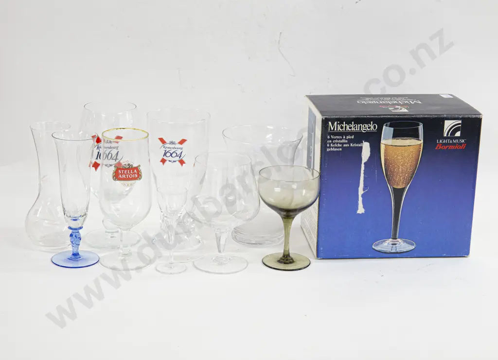 Box of Assorted Glassware Image 1++