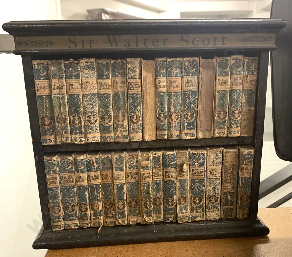 Sir Walter Scott Miniature Library in original case Image 1++