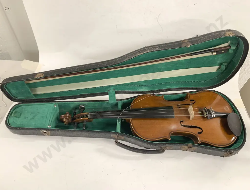 Cased Violin with bow Image 1++