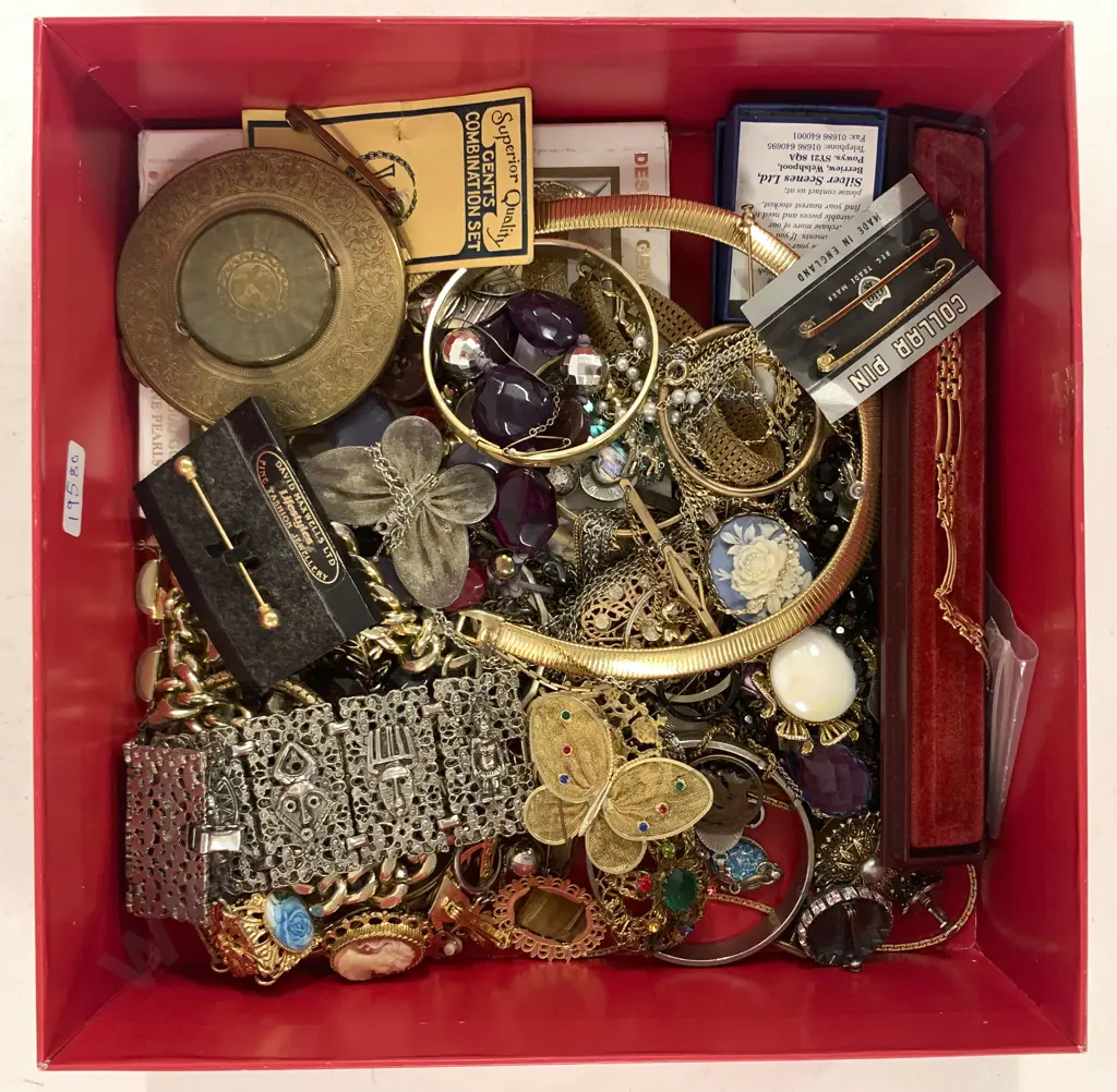 Quantity of Costume Jewellery Image 1++