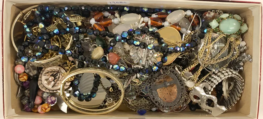 Quantity of Costume Jewellery Image 1++