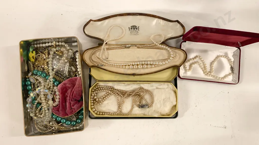 Quantity of Costume Jewelry incl. Cased Pearls Image 1++