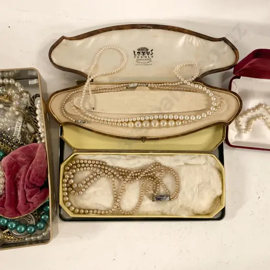 Quantity of Costume Jewelry incl. Cased Pearls