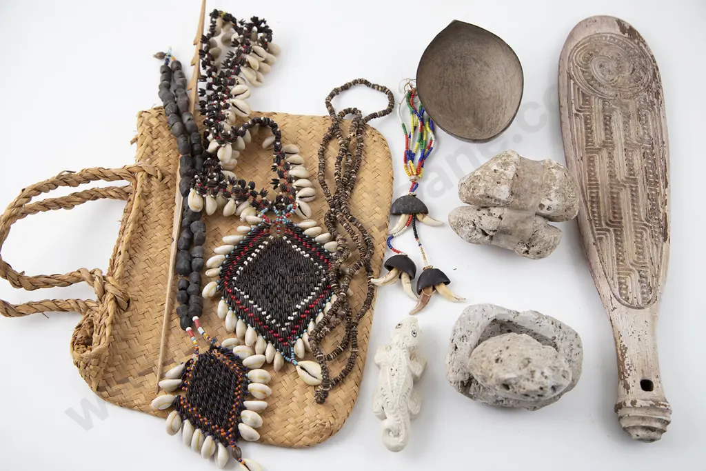 Assorted Pacific Pieces incl. Shell and Other Beads Image 1++