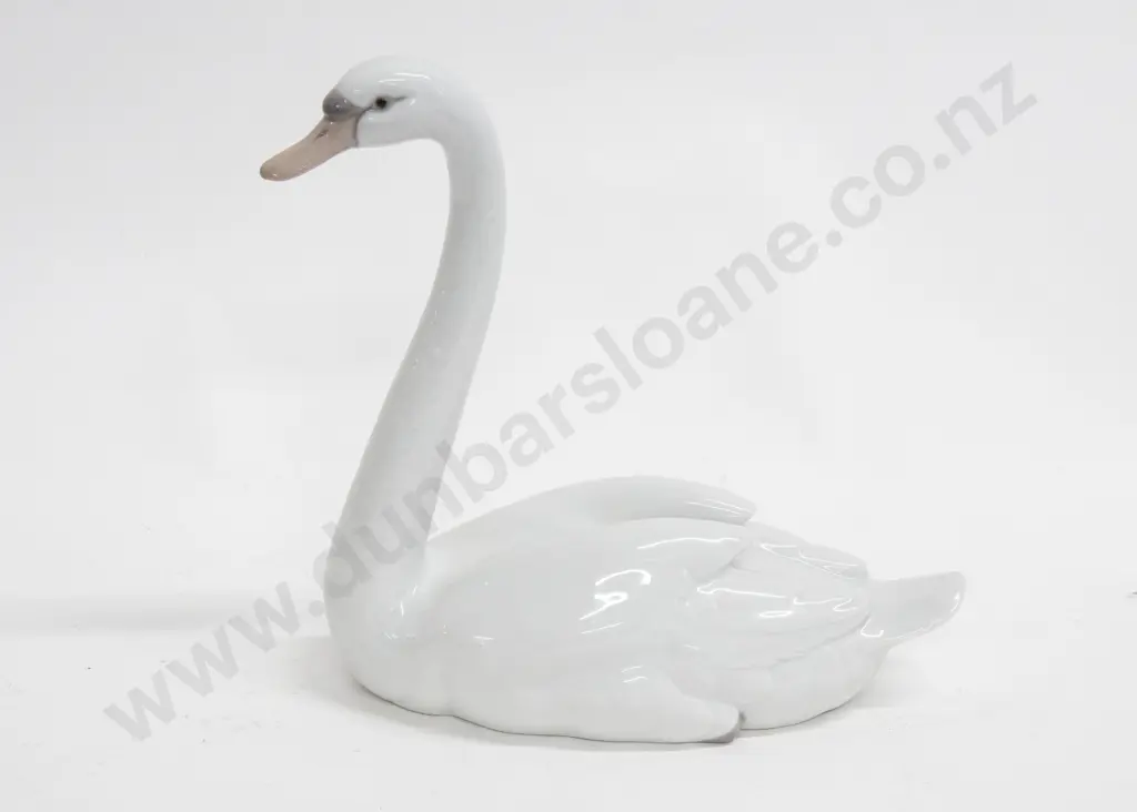 Lladro Graceful Swan Image 1++
