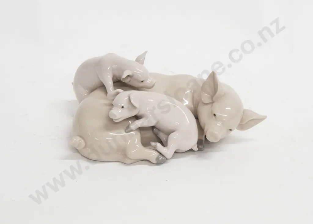 Lladro Figure Group of Sow and Piglets Image 1++