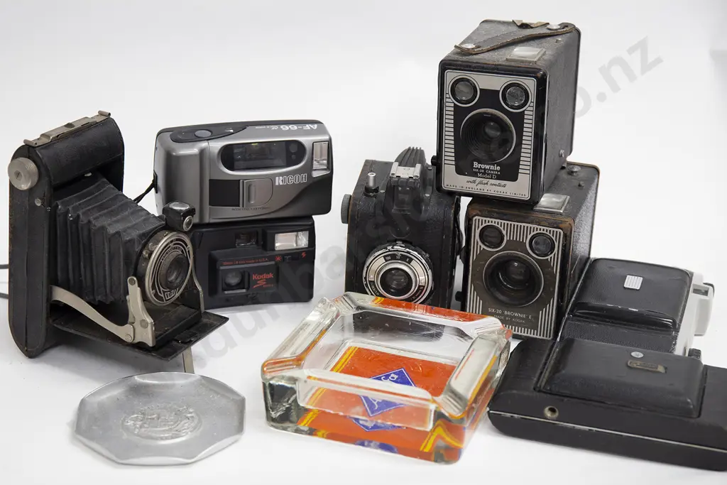 Quantity of Vintage Cameras incl. Folding Cameras Image 1++