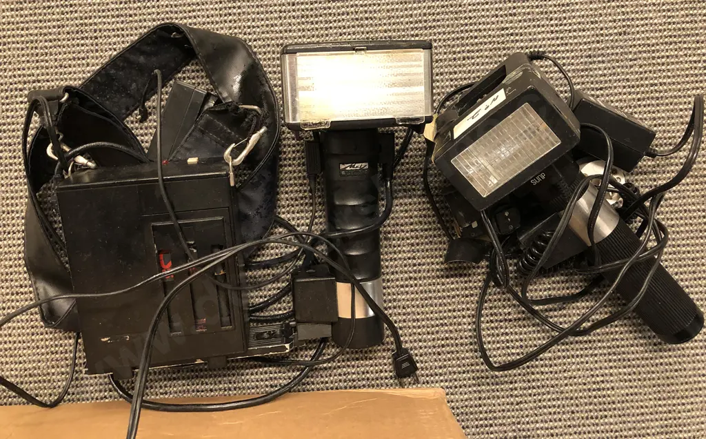 Box of Camera Accessories incl. Flashers Image 1++