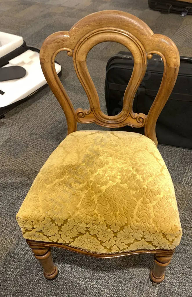 Mahogany Oval Dining Table and Two Pairs of Balloon Back Chairs Image 1++