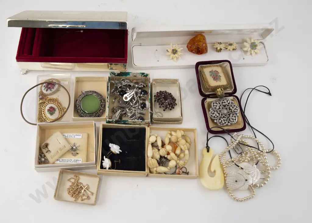 Small Assortment Costume Jewellery Image 1++