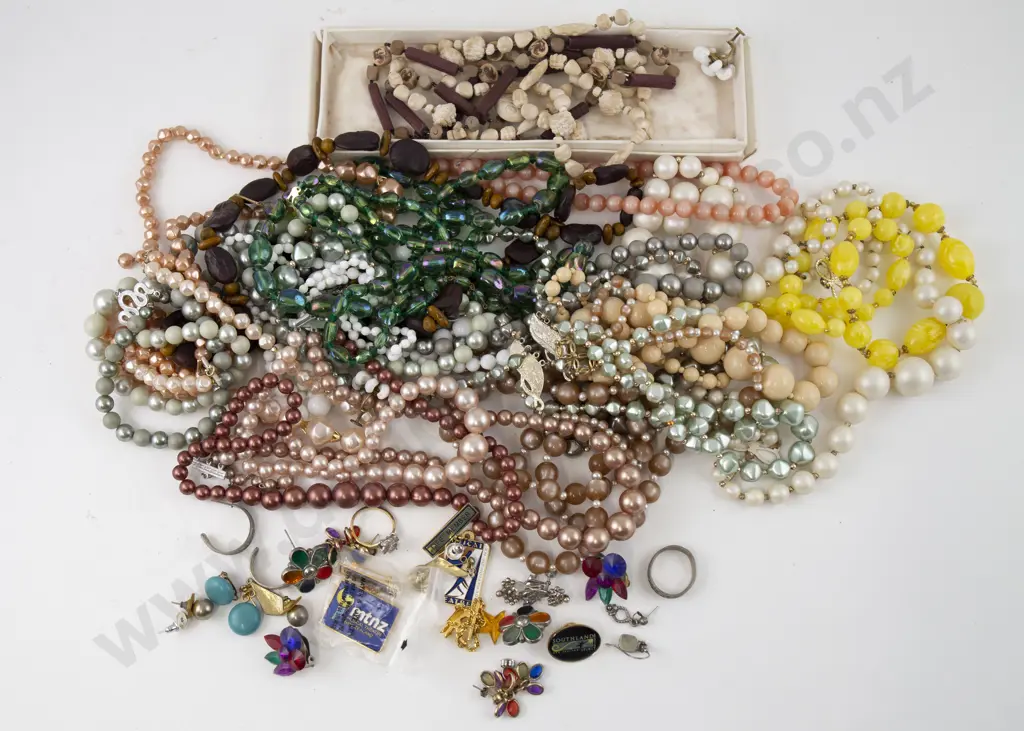 Small Assortment Costume Jewellery Image 1++