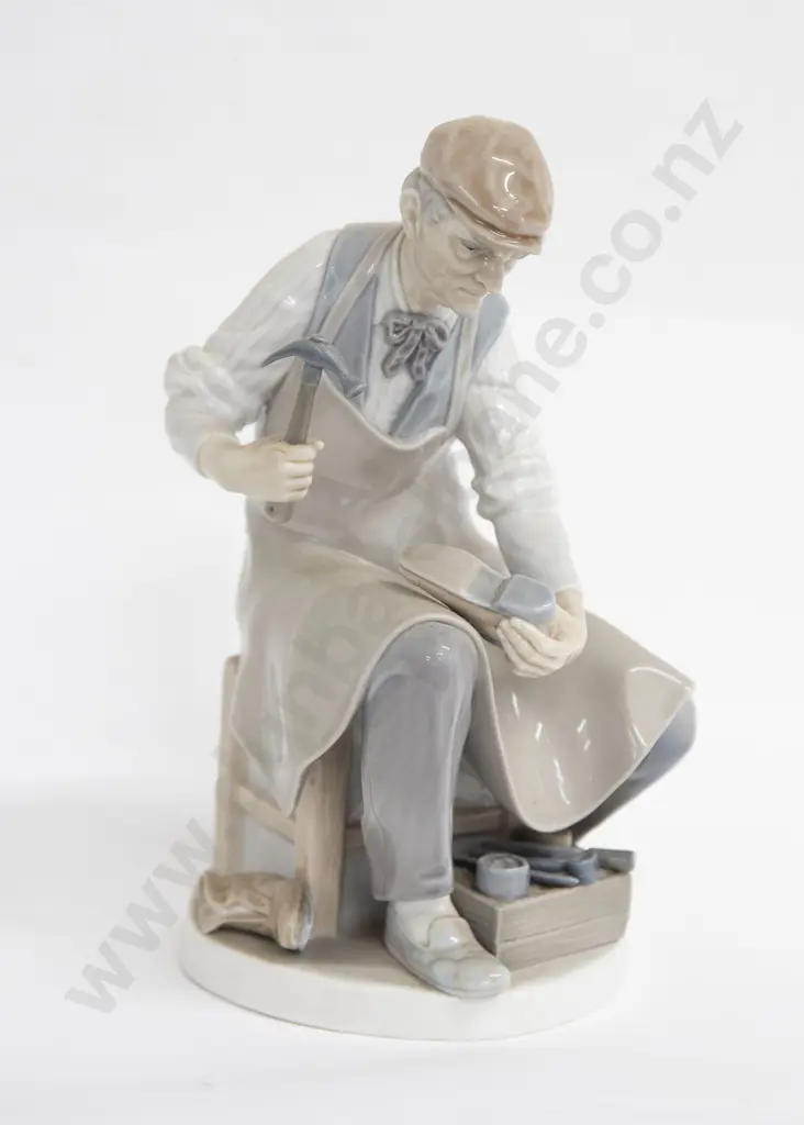 Lladro Figure of Cobbler Image 1++