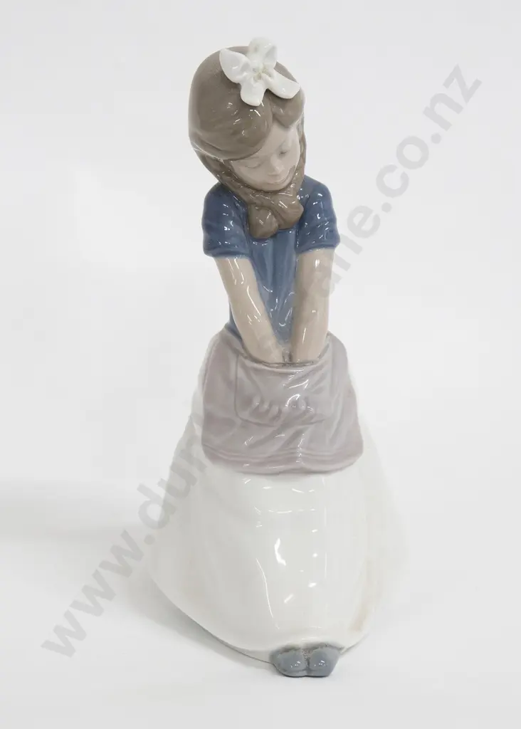 Lladro Nao Figure of Girl on Barrel Image 1++