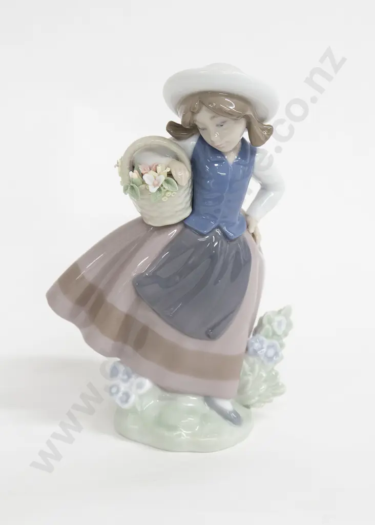 Small Lladro Figure of Girl with Flowers in Original Box Image 1++