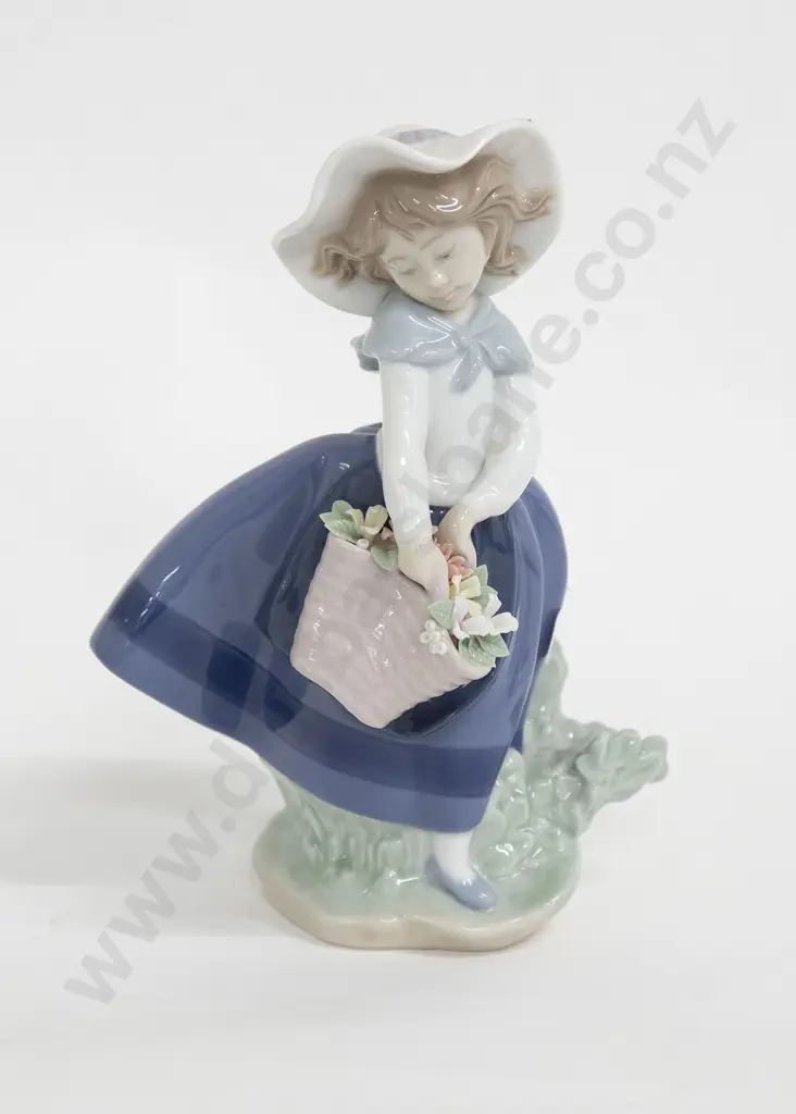 Lladro Figure of Flower Picking Girl in Original Box Image 1++