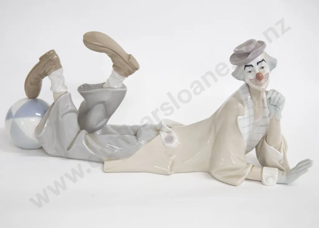 Lladro Figure of Clown with Beach Ball Image 1++