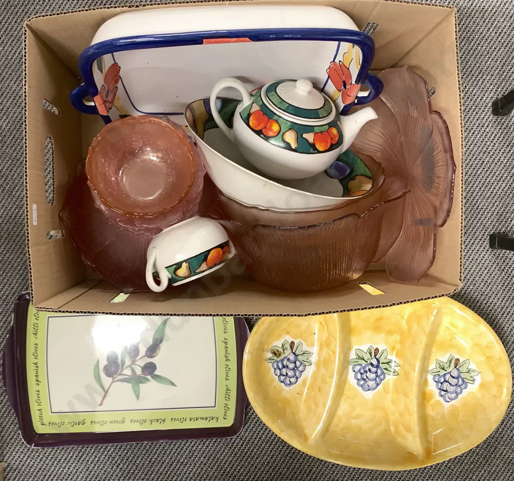 Quantity of Assorted Kitchenware Including Glass Platers Image 1++