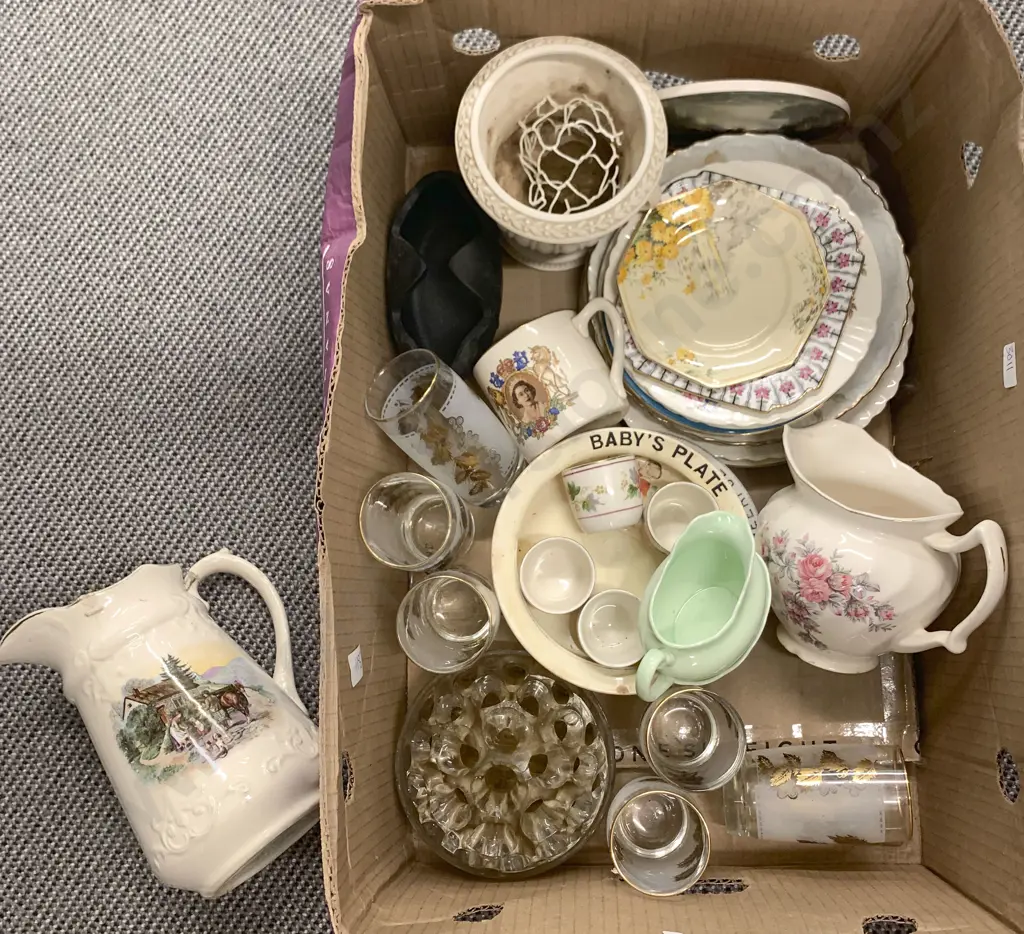 Quantity of China and Glassware Image 1++