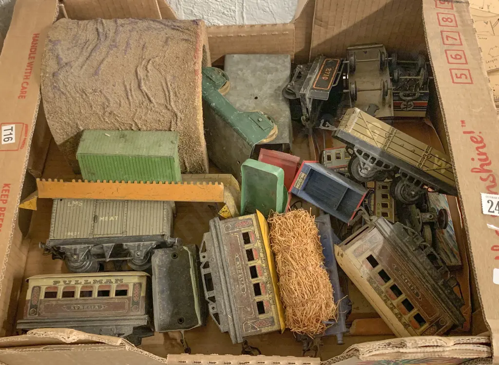 Two Boxes Model Railway Items Image 1++