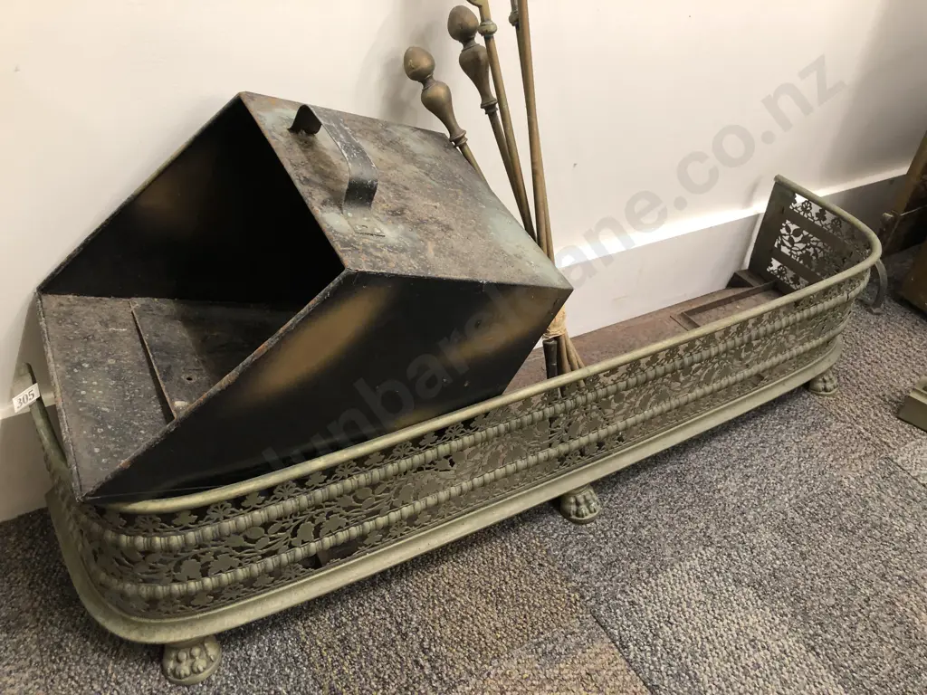 Vict Brass Fender Image 1++