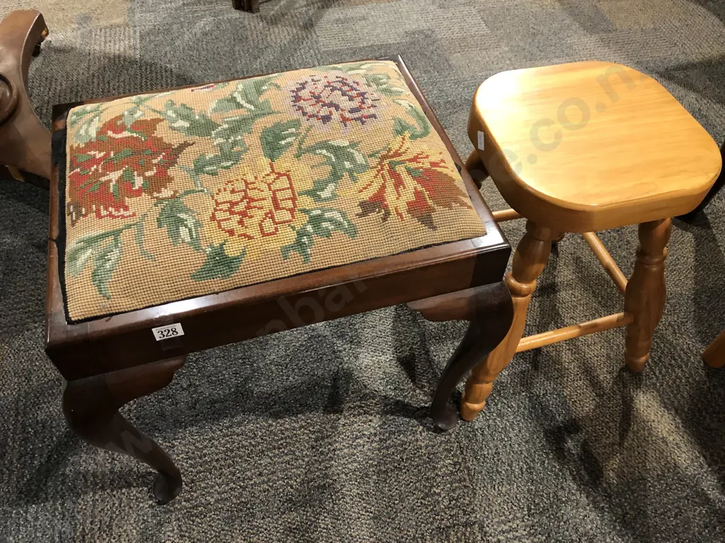 Dressing Stool and Rimu Stool Image 1++